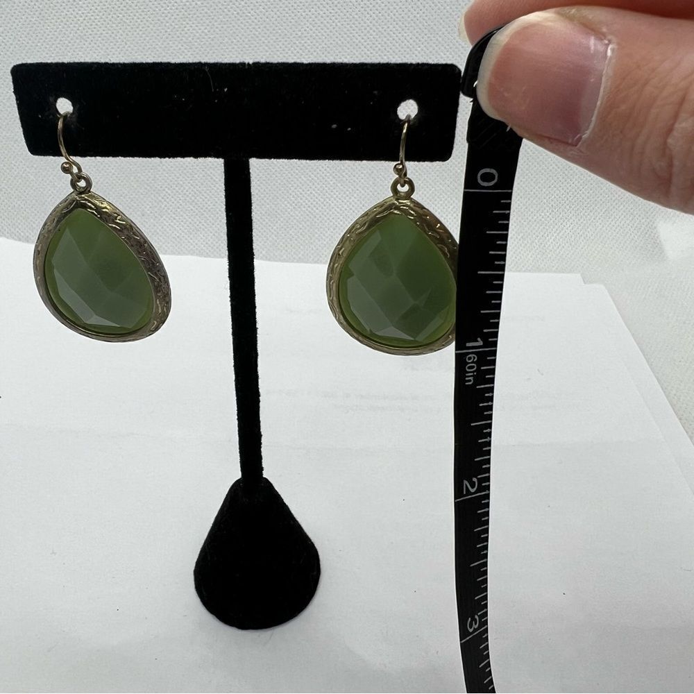 Faceted green teardrop earring with gold tone hardware - Picture 3 of 3